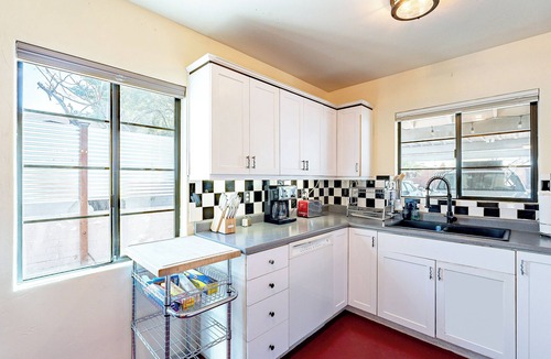 Peter Howell House | 3BR Near Hospitals & UofA w/Workspace