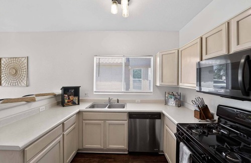 Continental Ranch House | 3BR Tucson Retreat w Mountain Views, Pool Access, Full Kitchen