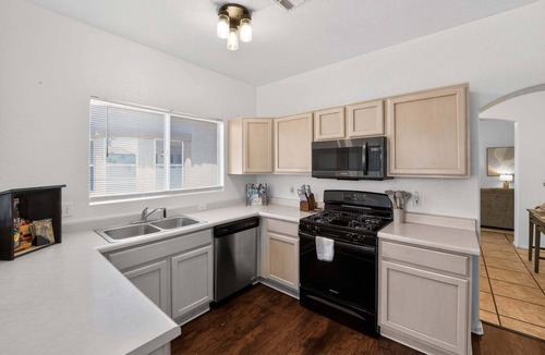 Continental Ranch House | 3BR Tucson Retreat w Mountain Views, Pool Access, Full Kitchen