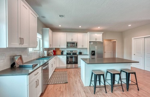 Kanab House | 4BR (3 King beds), Game Room, Views, Murals, Steps to Hiking