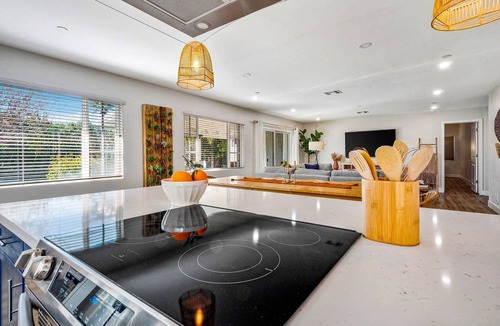 Scottsdale Estates Nine House | 4BR Sleeps 10 Hot Tub Firepit BBQ Garage Parking!