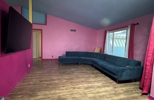 La Buena Vida House | 5 Bedroom with POOL- 5 MIN walk to State Farm Stadium & Desert Diamond Arena
