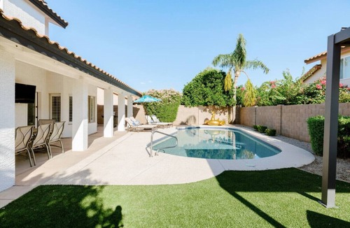 Paradise Park Vista House | 5BR getaway w/heated pool, hot tub & games