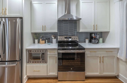 West University House | 5th Avenue Bungalow by Velo