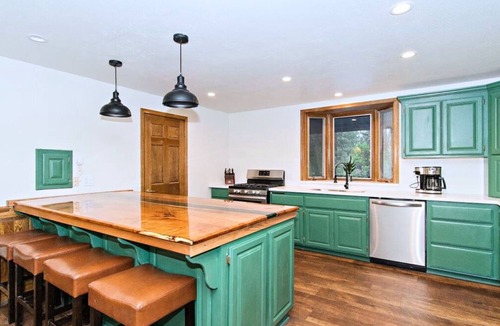 Summit Estates Cabin | 7bd cabin-hot tub-game room-play area-tiki bar