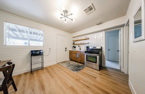 Encanto Apartment | #8 1BR Retreat Near Biltmore & Downtown PHX-AC Covered Parking Affordable