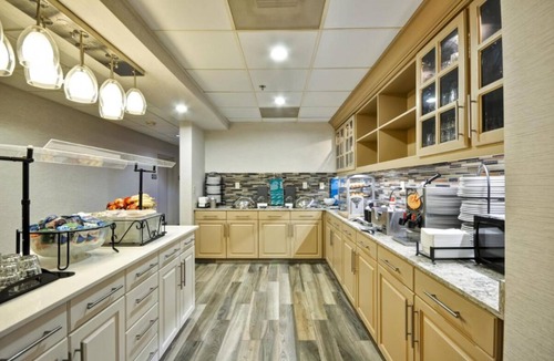 Camelback East Hotel | A Place You'll Surely Enjoy! Free Breakfast, Full Kitchen, Outdoor Pool!