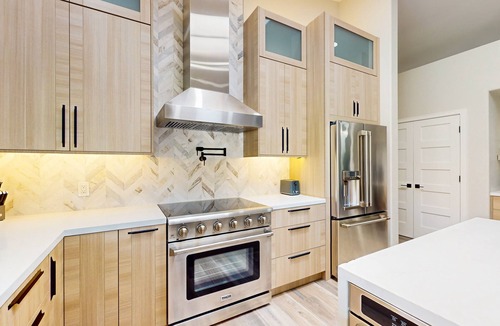 Paradise Park Vista House | A stately luxury house with pool nestled in a serene neighborhood