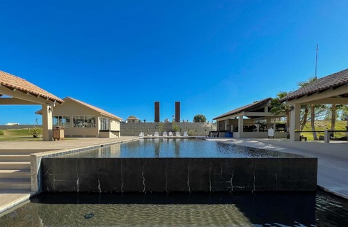 Las Conchas Apartment | Admire Sea View From a Stunning Condo by Premium