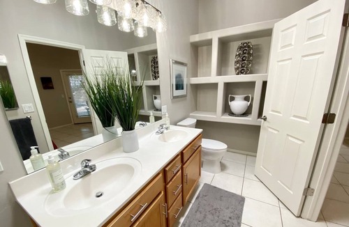 Campus Farm House | Airy Modern Oasis★A+Location★UofA-Dining-Riverwalk