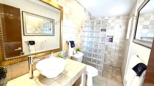 San Antonio Tlayacapan Apartment | Ajijic 2 Bedroom Unit-Huge Patio-Bikes-Gym-Pickleball Court-Golf Cart-Scooters