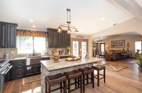 Temecula House | Amazing Reviews - 10 Beds, 5 Br, Saloon,Jail,Spa!