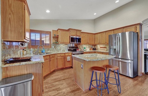 Glendale House | Amenities Galore! 8 Kings or 20 total beds w/ Htd Pool/Spa & Covered Patio w/ TV