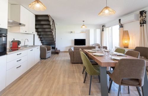 Pineto Apartment | Apartment 'La Dolce Vita 8 - Le Cedrat' with Sea View, Wi-Fi and Air Conditioning