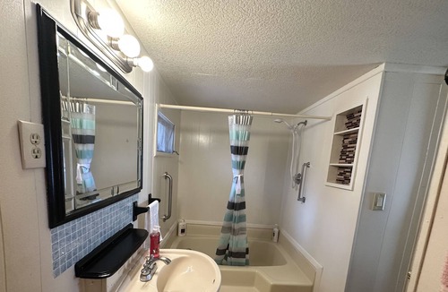 Strawberry House | Apple Pie Getaway, Unit A