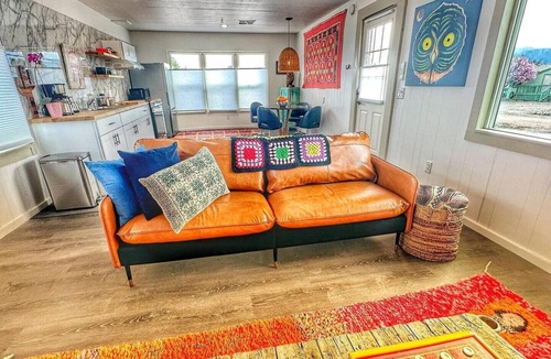 Cottonwood-Verde Village House | Art-filled retreat 15 mins from Sedona