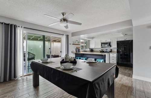 Midtown Villa | Artsy Townhouse w/Billiards & King En Suite