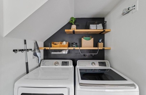 Midtown Villa | Artsy Townhouse w/Billiards & King En Suite