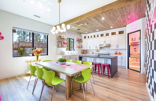 Flagstaff House | Barbie Dream House with Hot Tub & Fire Pit