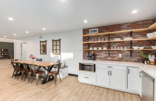 Desert Shadows House | Barnhouse: Heated Pool | 5 mins to Old Town!