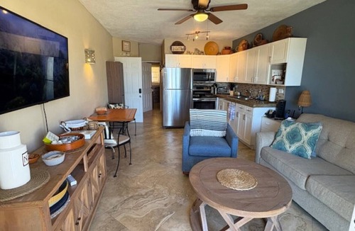 Zona Hotelera Condo | Beachfront Condo with Pool - 2 Beds/1 Bath-Viva 3