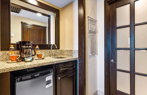 South Shore Hotel Area Condo | Beachfront Dream Retreat With Pool, Tennis & gym Access - Washer/dryer, AC