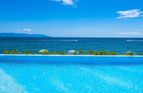 Las Glorias Apartment | Beachfront, Private Pool, Theatre Room, Views!
