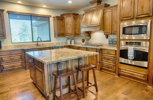 Torreon House | Bearhawk Lodge - Modern Spacious Luxury Cabin