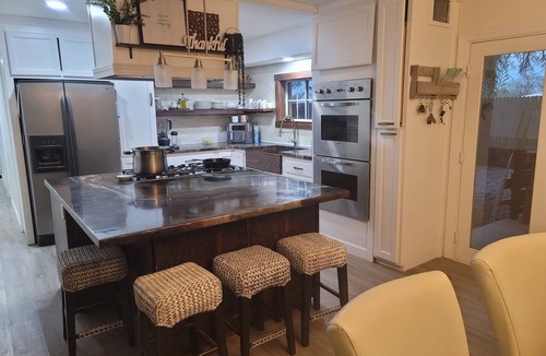 Summit House | Beautiful 3-bedroom home 13 min away from airport