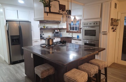 Summit House | Beautiful 3-bedroom home 13 min away from airport