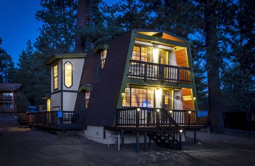 Big Bear Lake House | Beautiful cabin with hot tub! Pet friendly! Cul de sac directly across from lake