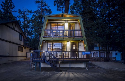 Big Bear Lake House | Beautiful cabin with hot tub! Pet friendly! Cul de sac directly across from lake