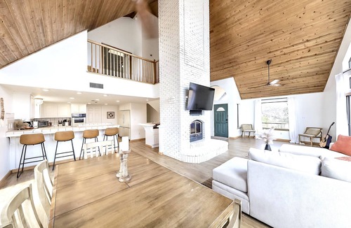 Stallion Springs House | Beautiful Getaway in Tehachapi with Hot Tub!