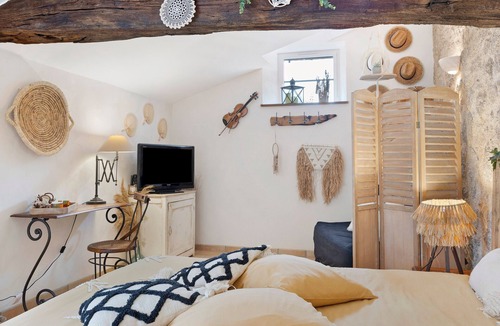 Saint-Malo-du-Bois Bed & Breakfast | Bed and Breakfast 'Chambre Bohème' with Shared Garden and Wi-Fi