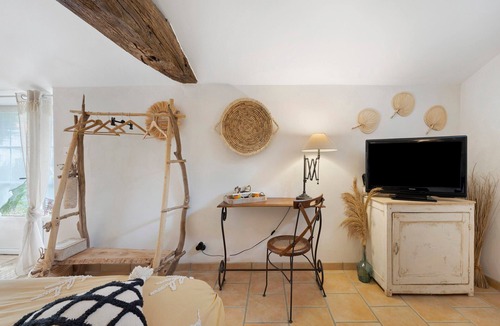 Saint-Malo-du-Bois Bed & Breakfast | Bed and Breakfast 'Chambre Bohème' with Shared Garden and Wi-Fi