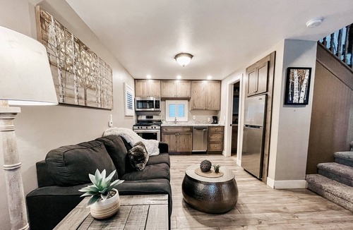 Flagstaff Cottage | BellaVue Estate Cottage Chalet #1 - Cozy Cute & Clean, Central location