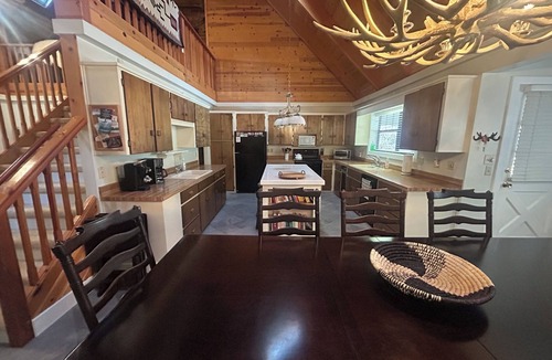 Pinetop Cabin | Blue Ridge Chalet: Light & Bright Mountain Cabin