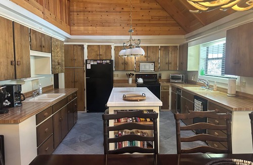 Pinetop Cabin | Blue Ridge Chalet: Light & Bright Mountain Cabin