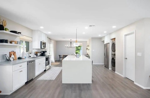Alhambra House | BONUS Room! HTD Pool/Patio Oasis/Fire Pit/Games RENOVATED PHX Mid-Century Home