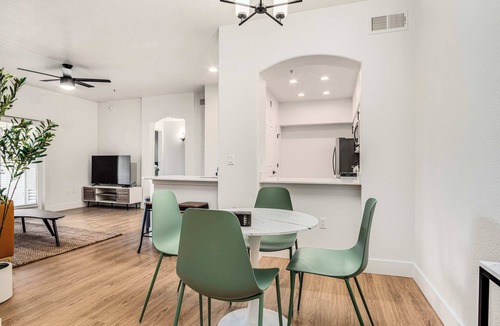 Glendale Sports and Entertainment District Apartment | Boulevard Stays Luxe 2BR by the Stadium Pool, Parking, Gym 08