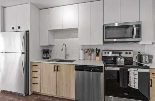 Evans Churchill Apartment | Boulevard Stays Modern Highrise STU Sky Pool Parking Gym 13