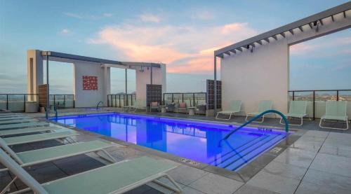 Evans Churchill Apartment | Boulevard Stays Modern Highrise STU Sky Pool Parking Gym 14