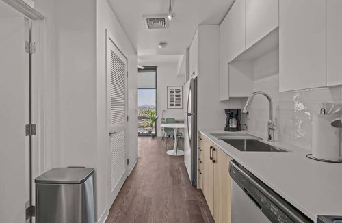 Evans Churchill Apartment | Boulevard Stays Modern Highrise STU Sky Pool, Gym 03