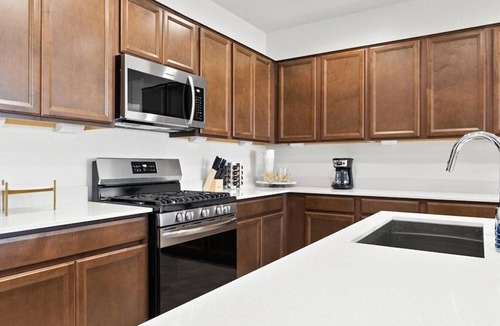 La Buena Vida House | Brand New 3 bedroom right by Westgate in Glendale