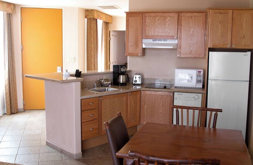 Oak Creek Hotel | Breathtaking Red Rock Views! Great Unit with Kitchen! Pool, BBQ, Parking!