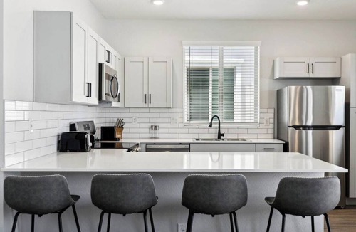 Casa Grande Apartment | Breezy Modern House in Canopy at Cottonwood