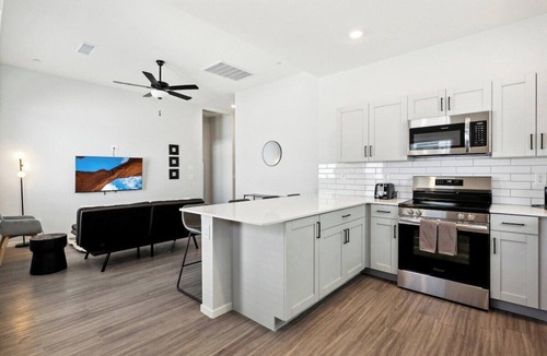 Casa Grande Apartment | Breezy Modern House in Canopy at Cottonwood