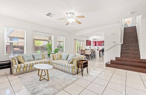 Moreno Valley House | Bright & Airy 5B Home Workspace & Outdoor Lounge