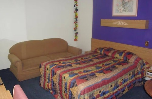 Lake Havasu City Hotel | Budget-Friendly Room w/Free Parking + Quiet Stay Near London Bridge - 2mi