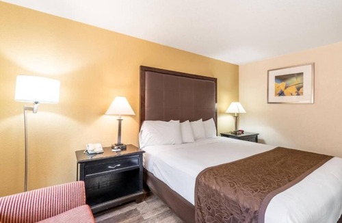 Flagstaff Hotel | Budget-Friendly Room Next to Historic Downtown Flagstaff | Free Parking